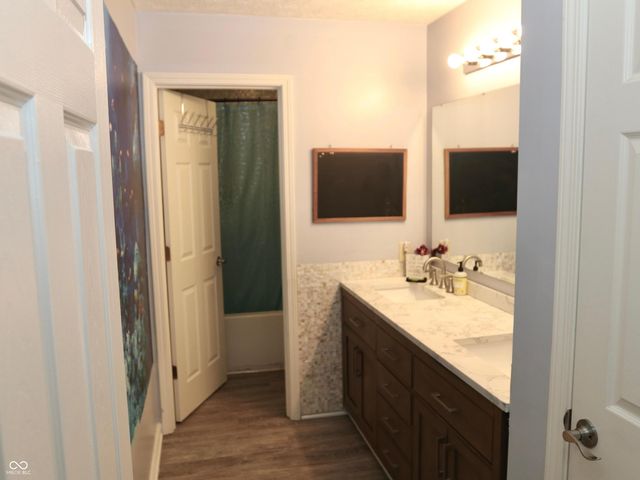 4092 S Stonebridge Court, New Palestine, IN 46163