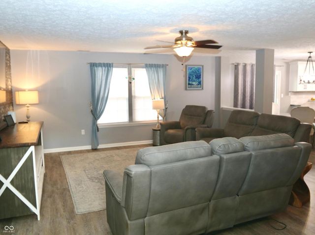 4092 S Stonebridge Court, New Palestine, IN 46163