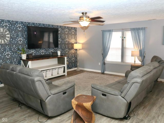 4092 S Stonebridge Court, New Palestine, IN 46163