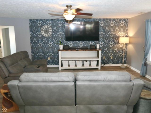 4092 S Stonebridge Court, New Palestine, IN 46163