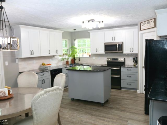 4092 S Stonebridge Court, New Palestine, IN 46163