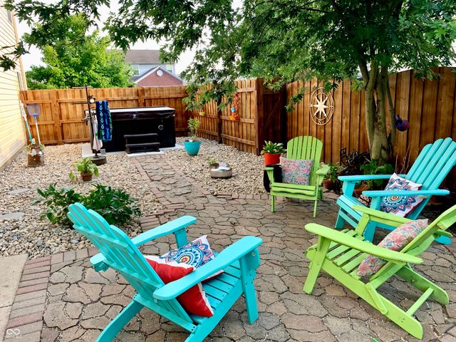 4092 S Stonebridge Court, New Palestine, IN 46163