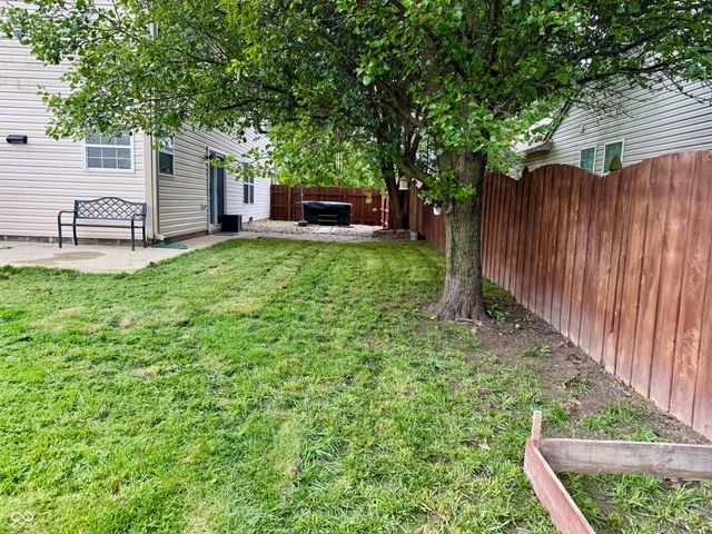 4092 S Stonebridge Court, New Palestine, IN 46163