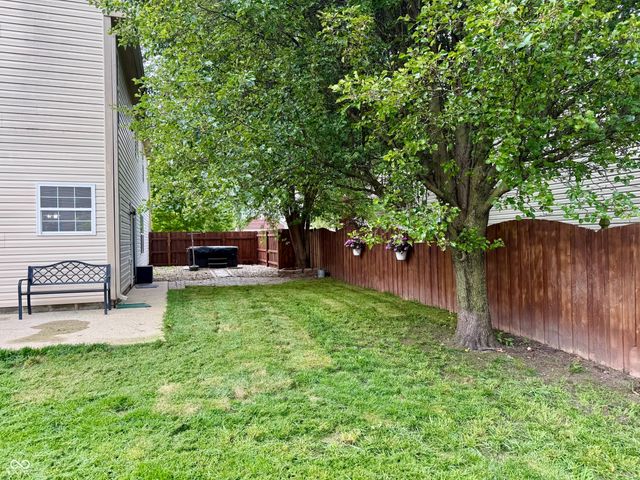 4092 S Stonebridge Court, New Palestine, IN 46163