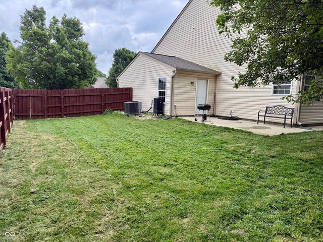 4092 S Stonebridge Court, New Palestine, IN 46163