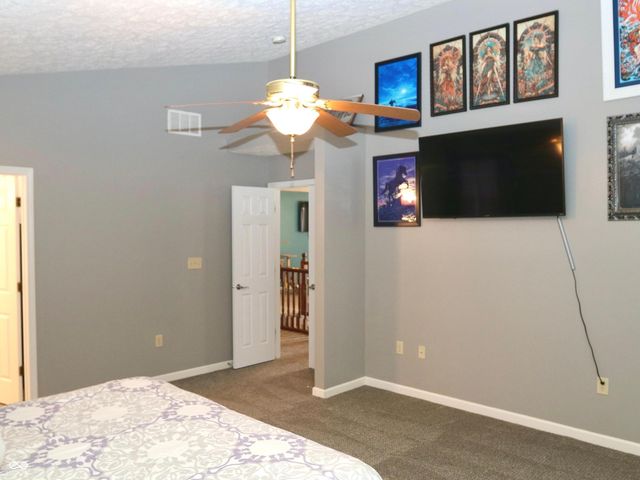 4092 S Stonebridge Court, New Palestine, IN 46163