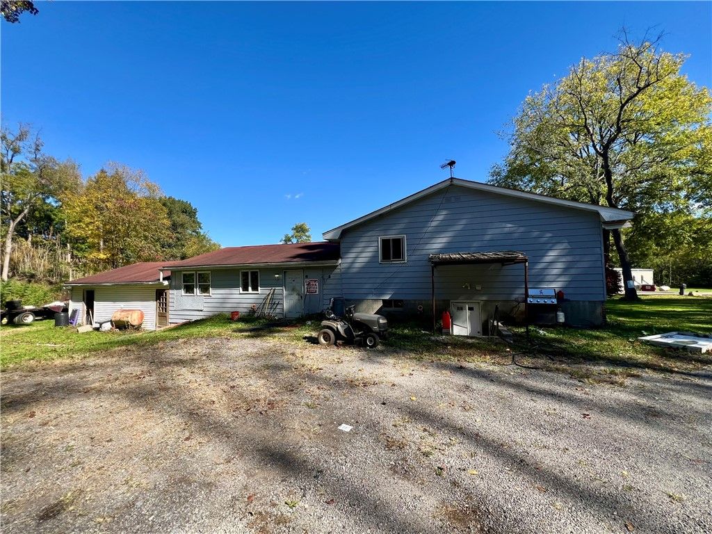 Image 3 of property listing at 899 New Galilee Rd, New Beaver Boro, PA 16141