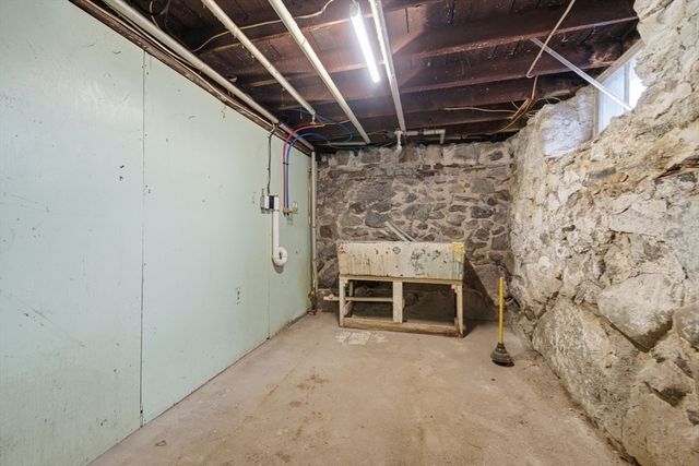 10 3rd Ave, Lowell, MA 01854