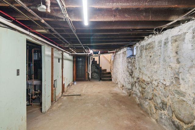 10 3rd Ave, Lowell, MA 01854