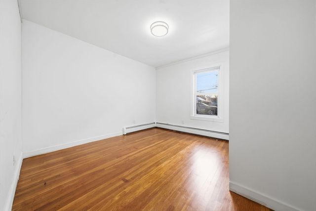 10 3rd Ave, Lowell, MA 01854