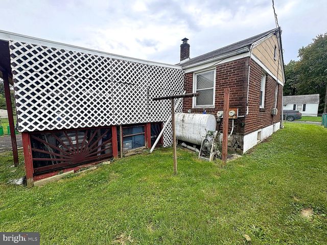 2215 AIRACOBRA ST, Levittown, PA 19057