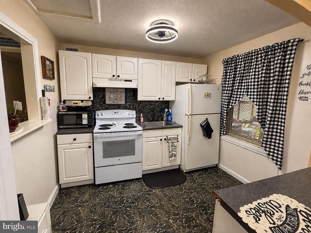 2215 AIRACOBRA ST, Levittown, PA 19057