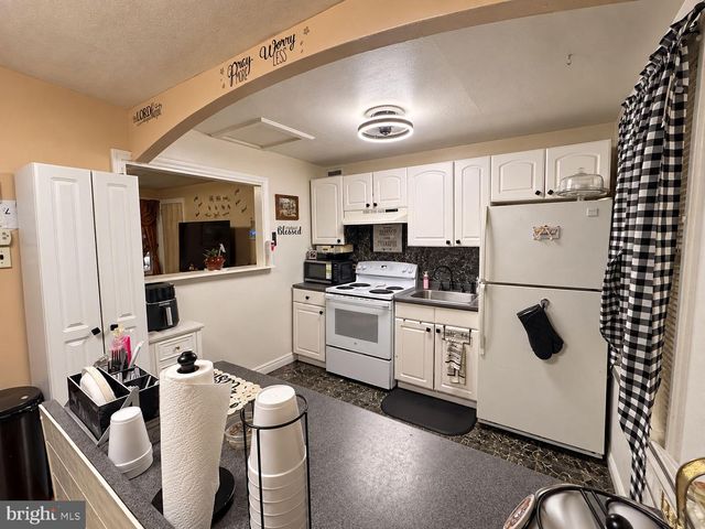 2215 AIRACOBRA ST, Levittown, PA 19057