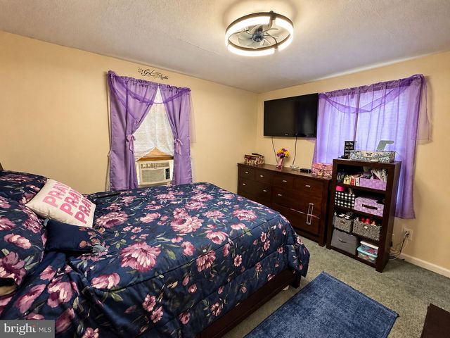 2215 AIRACOBRA ST, Levittown, PA 19057