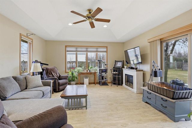 22 SPENCER VILLAGE COURT, Appleton, WI 54914