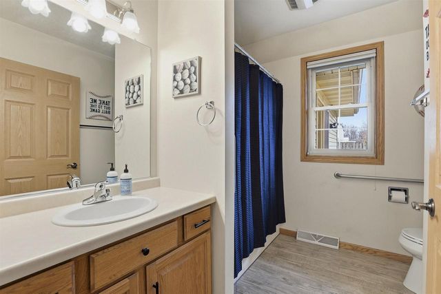 22 SPENCER VILLAGE COURT, Appleton, WI 54914