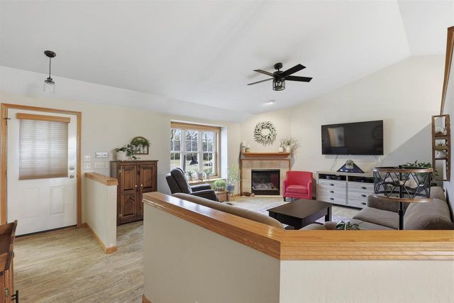 22 SPENCER VILLAGE COURT, Appleton, WI 54914