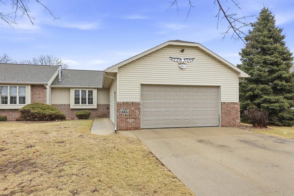 22 SPENCER VILLAGE COURT, Appleton, WI 54914