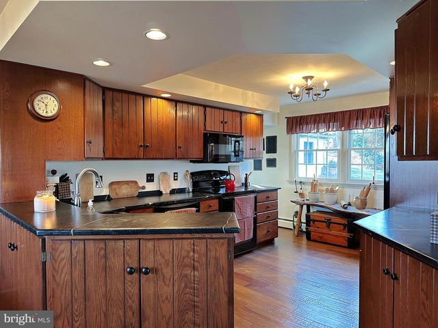 1092 PALM HILL RD, Palm, PA 18070