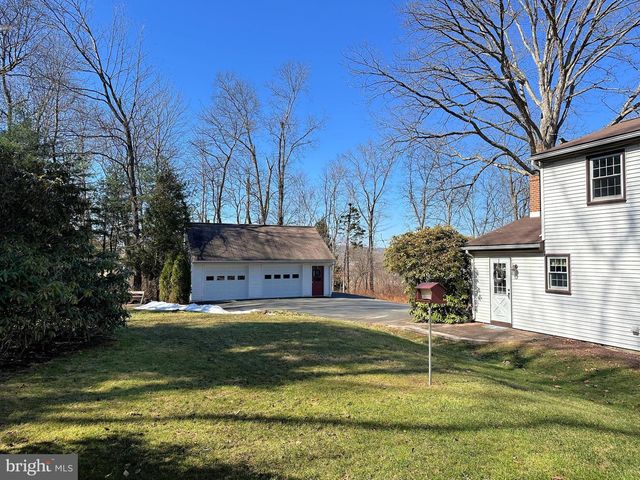 1092 PALM HILL RD, Palm, PA 18070