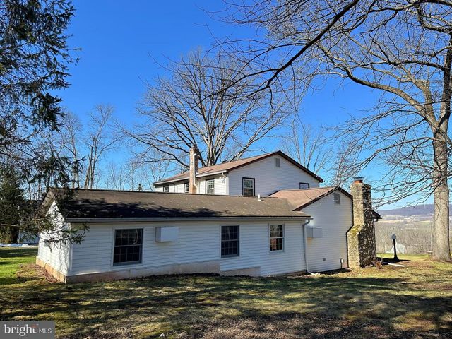 1092 PALM HILL RD, Palm, PA 18070