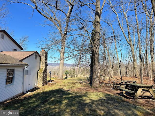 1092 PALM HILL RD, Palm, PA 18070