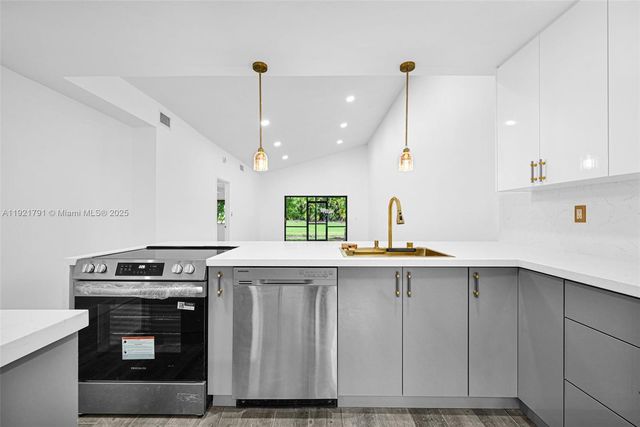 453 Lakeview Dr 1, Weston, FL 33326