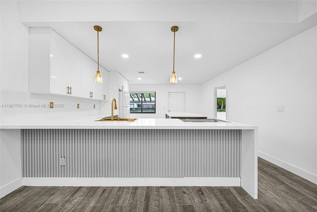 453 Lakeview Dr 1, Weston, FL 33326