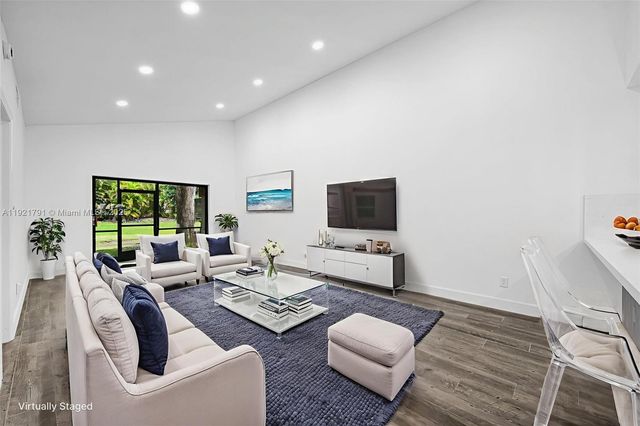 453 Lakeview Dr 1, Weston, FL 33326