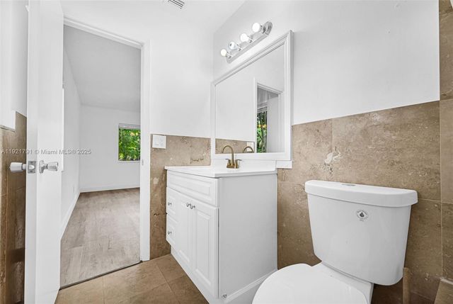 453 Lakeview Dr 1, Weston, FL 33326