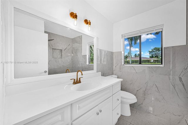 453 Lakeview Dr 1, Weston, FL 33326