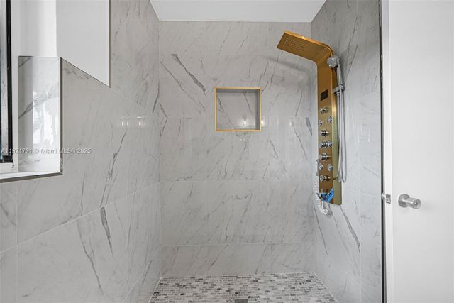 453 Lakeview Dr 1, Weston, FL 33326