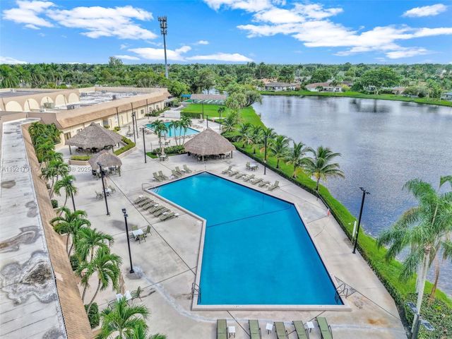 453 Lakeview Dr 1, Weston, FL 33326