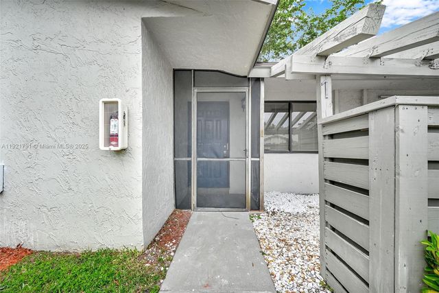 453 Lakeview Dr 1, Weston, FL 33326