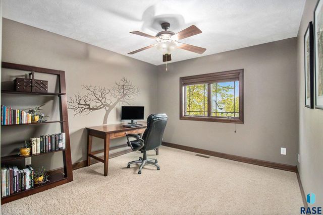 1604 S Kinderhook Ave Avenue, Sioux Falls, SD 57106