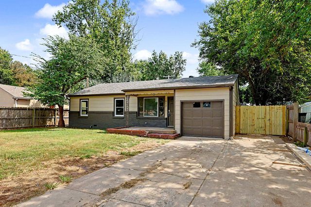 617 W 4th, Haysville, KS 67060