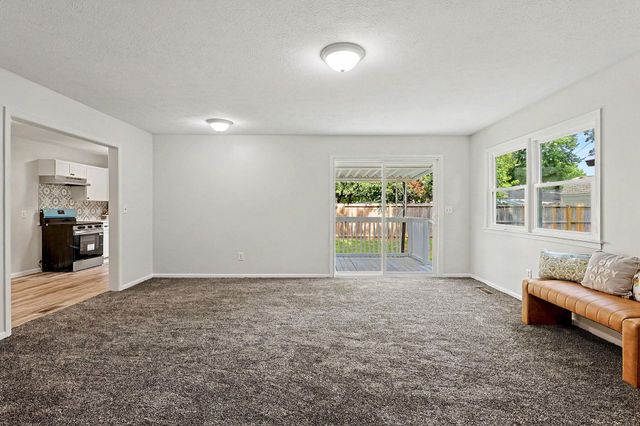617 W 4th, Haysville, KS 67060