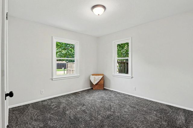617 W 4th, Haysville, KS 67060