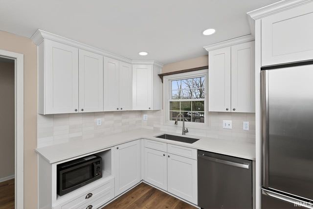 1077 Greenleaf Blvd Apt 101, Elkhart, IN 46514