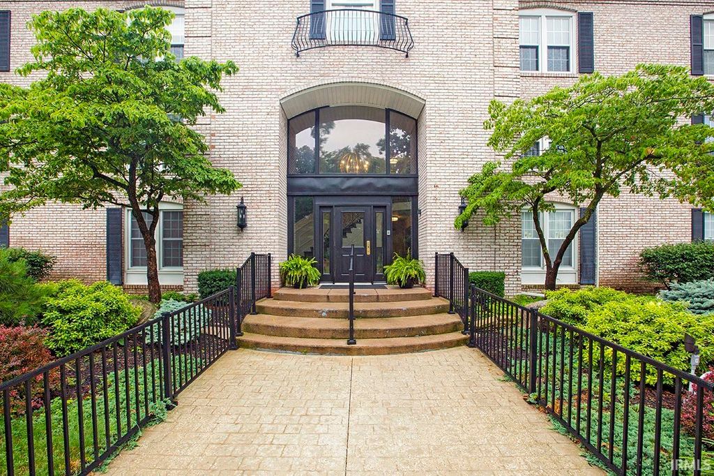 1077 Greenleaf Blvd Apt 101, Elkhart, IN 46514