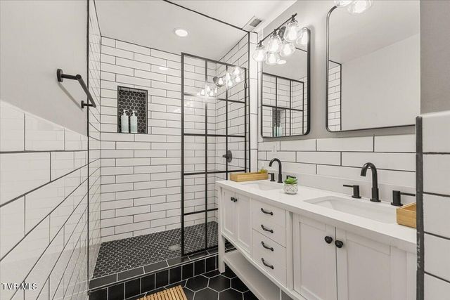 834 West Locust Street, Johnson City, TN 37604