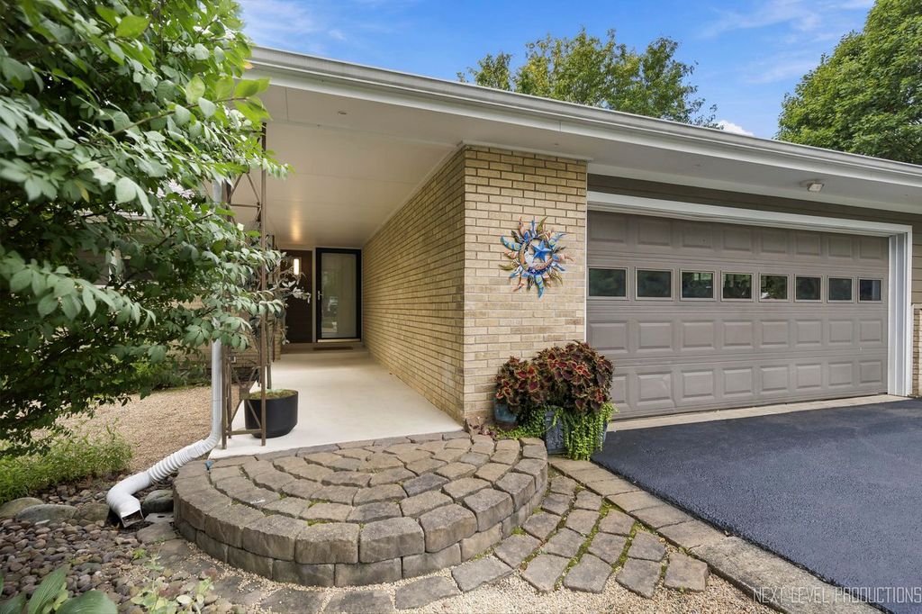 24 W Stonegate Drive, Prospect Heights, IL 60070 — photo 2