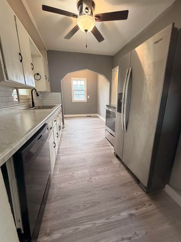 922 E Mitchell Avenue, Waterloo, IA 50702