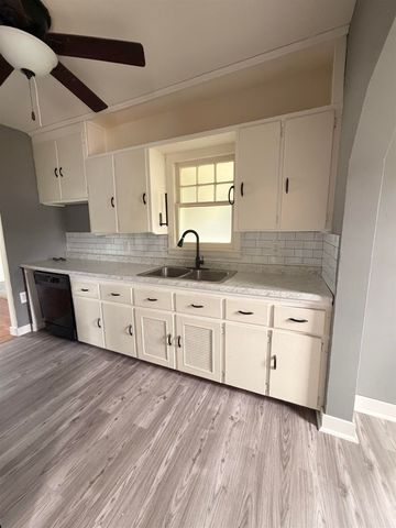 922 E Mitchell Avenue, Waterloo, IA 50702