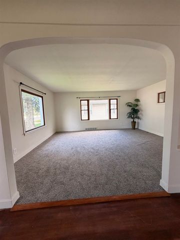 922 E Mitchell Avenue, Waterloo, IA 50702