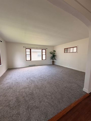 922 E Mitchell Avenue, Waterloo, IA 50702