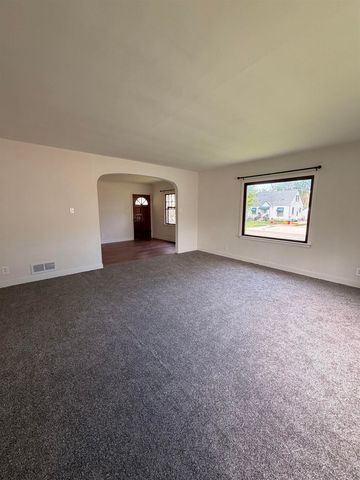922 E Mitchell Avenue, Waterloo, IA 50702