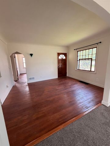 922 E Mitchell Avenue, Waterloo, IA 50702
