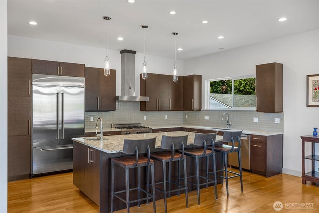 9719 Lake Shore Boulevard NE, Seattle, WA 98115