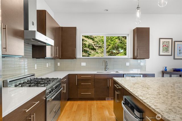 9719 Lake Shore Boulevard NE, Seattle, WA 98115
